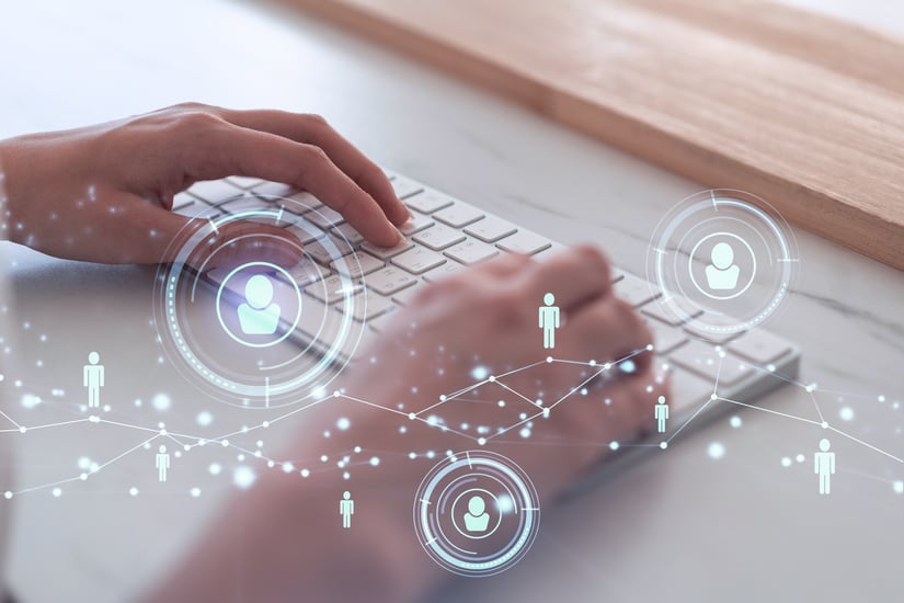 die-haende-der-hr-spezialistin-tippen-die-tastatur-im-internet-um-die-besten-kandidaten-zu-finden-um-ein-internationales-netzwerk-im-rekrutierungsprozess-aufzubauen-freizeitkleidung-hologrammsymbole-fuer-soziale-medien